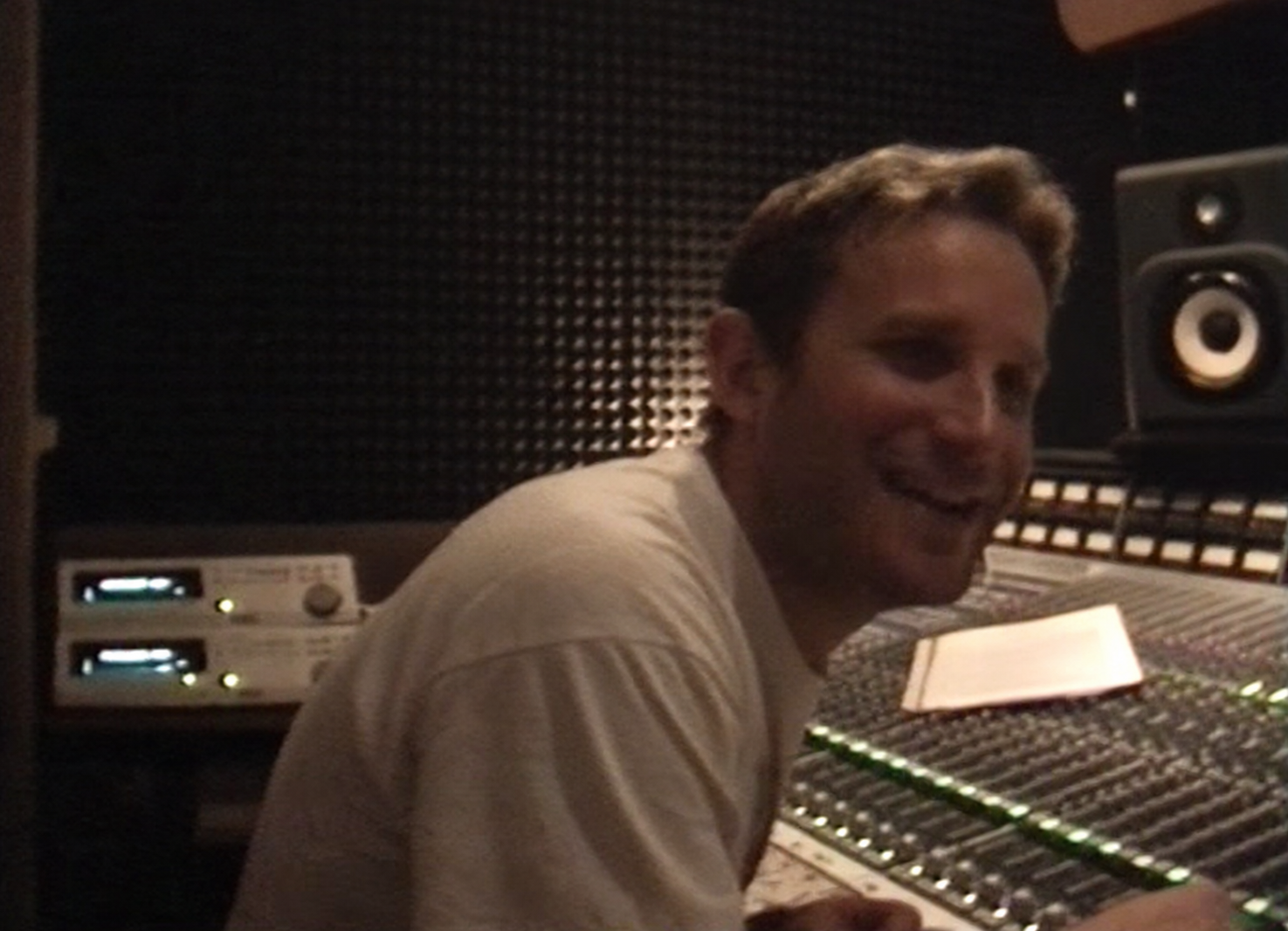 Cristiano Stern alla SSL 4000 del Palace Recording Studio, Udine, circa 1998 — fotogramma d’archivio con restauro assistito dall’IA