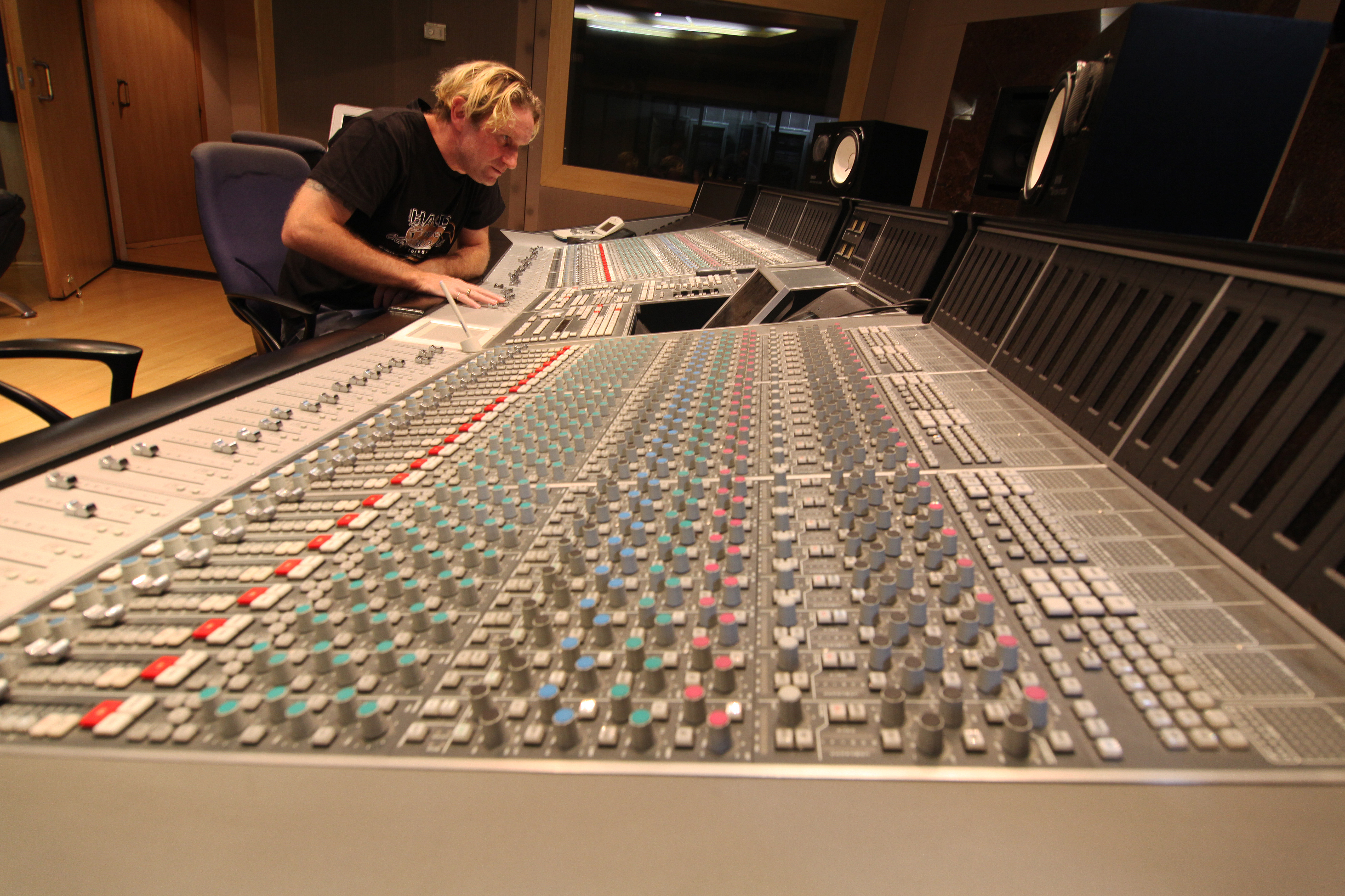 Cristiano Stern al lavoro a un banco di missaggio ai Mosh Studios, São Paulo, 2014
